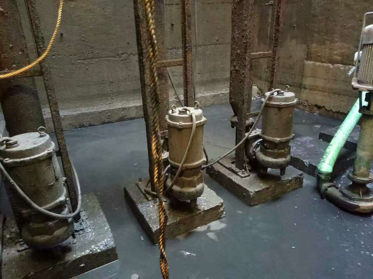 泸水污水池清理